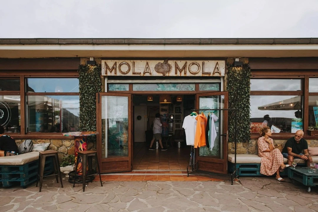 Social Dance at Mola Mola