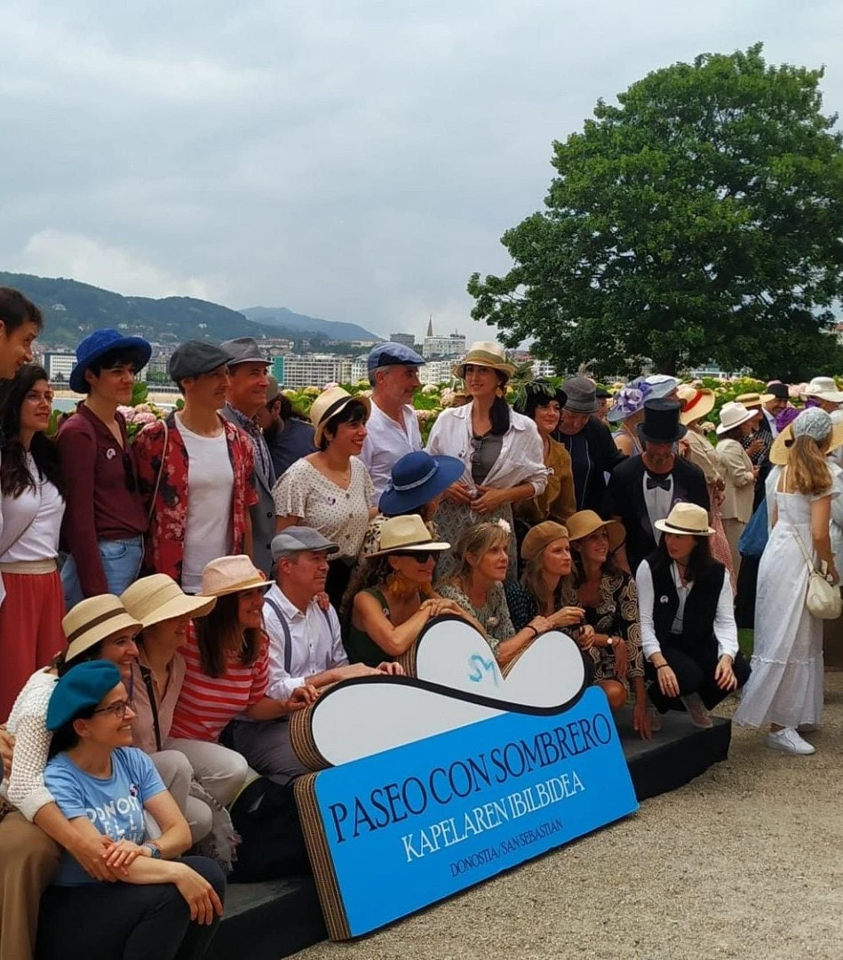 PASEO CON SOMBRERO